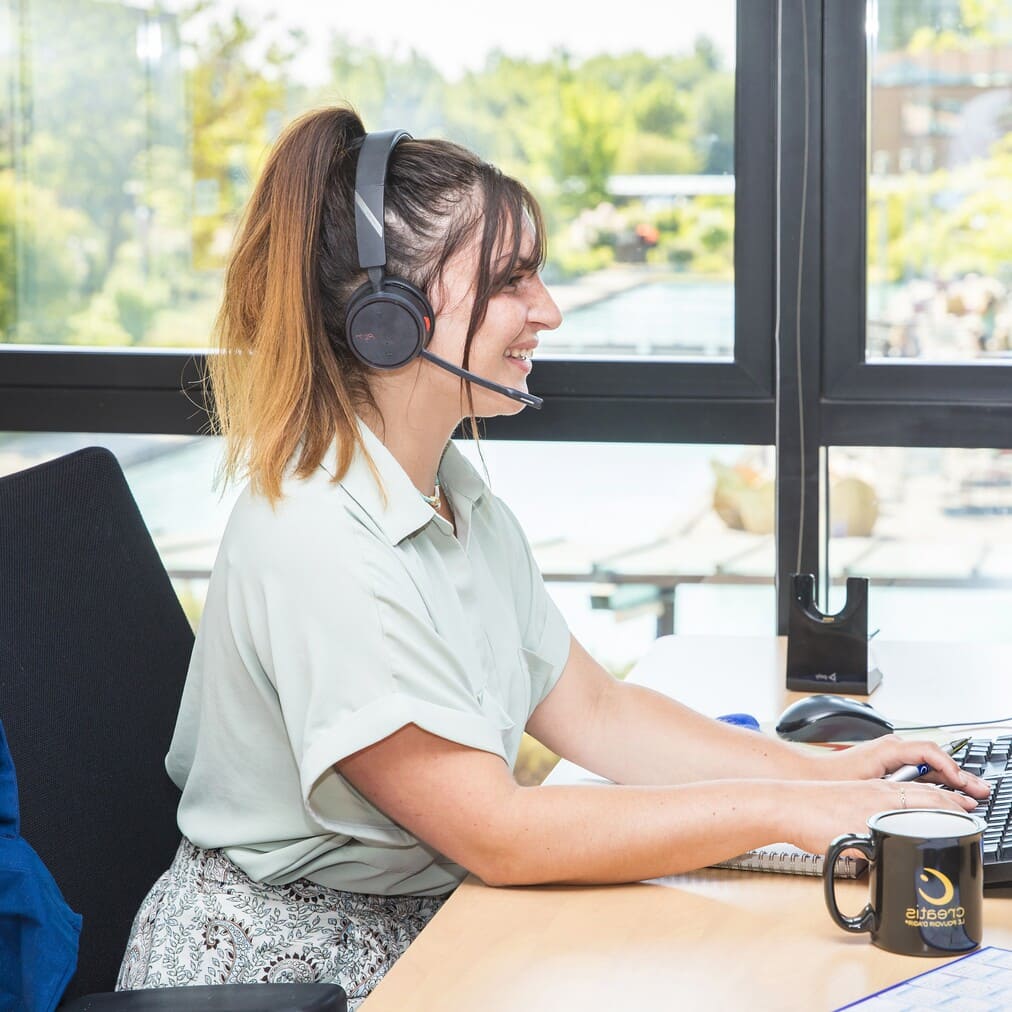 collaboratrice avec son casque