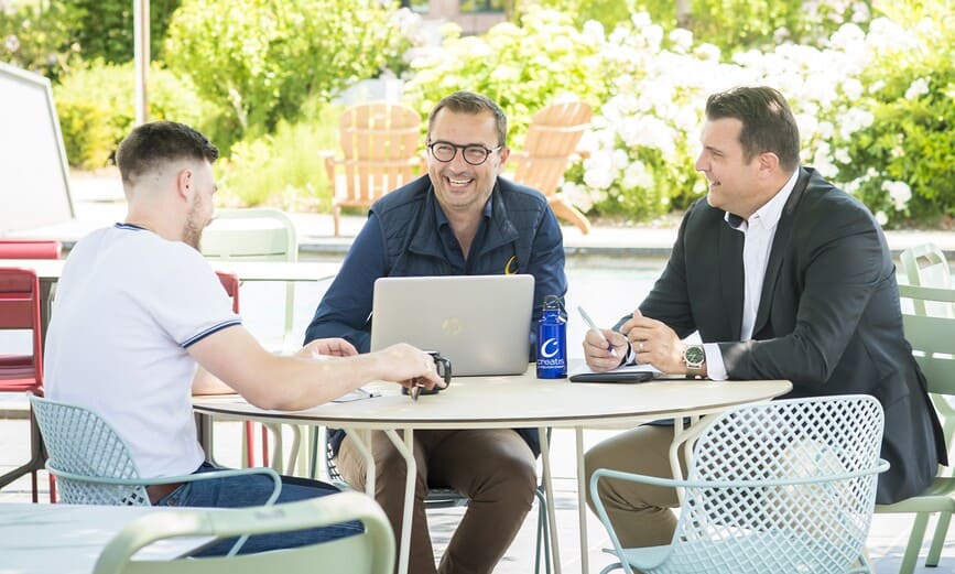 collaborateurs en terrasse