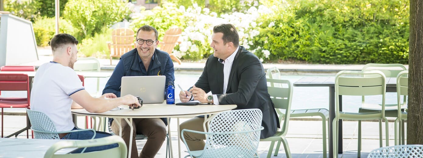 collaborateurs en terrasse